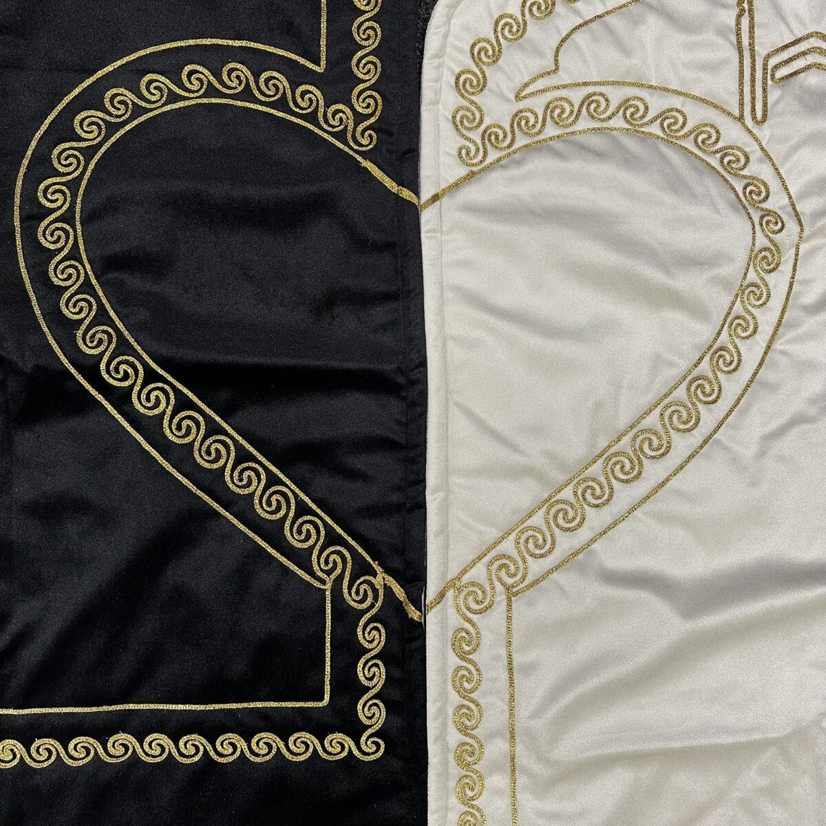 Çift Seccade - Kalpli Gold Nakış Detaylı - Siyah & Beyaz - Görsel 2