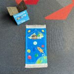 Çocuk Seccadesi - Mavi Uzay Macerası Desenli - Görsel 2