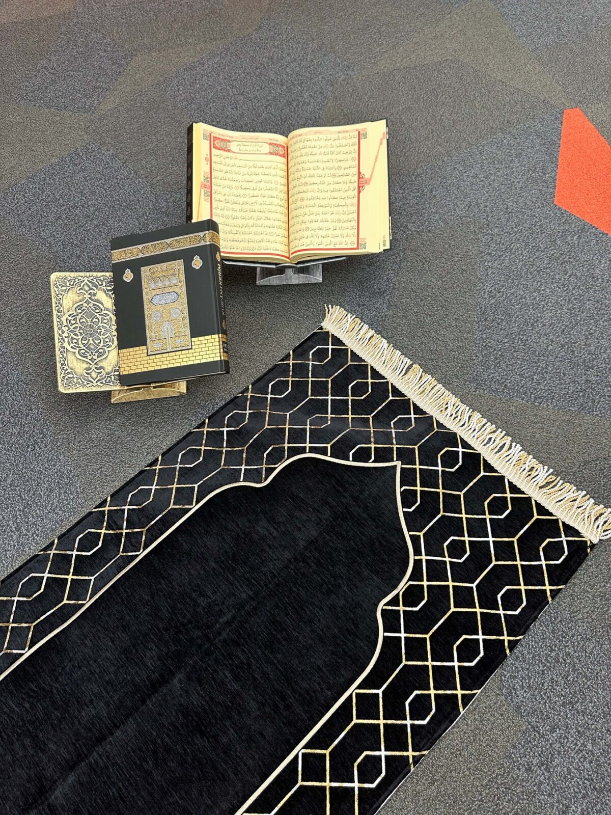 Altın Nakış Seccade - Şönil Kumaş - Siyah - Görsel 2