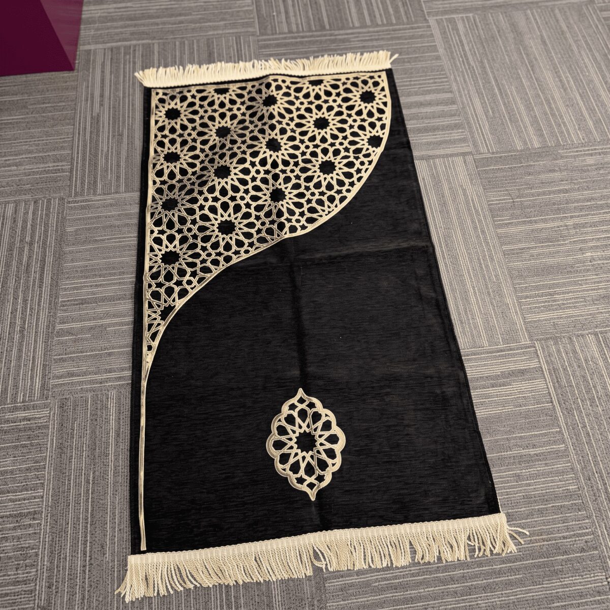 Modern Asimetrik Geometrik Desenli Saçaklı Seccade - Görsel 3