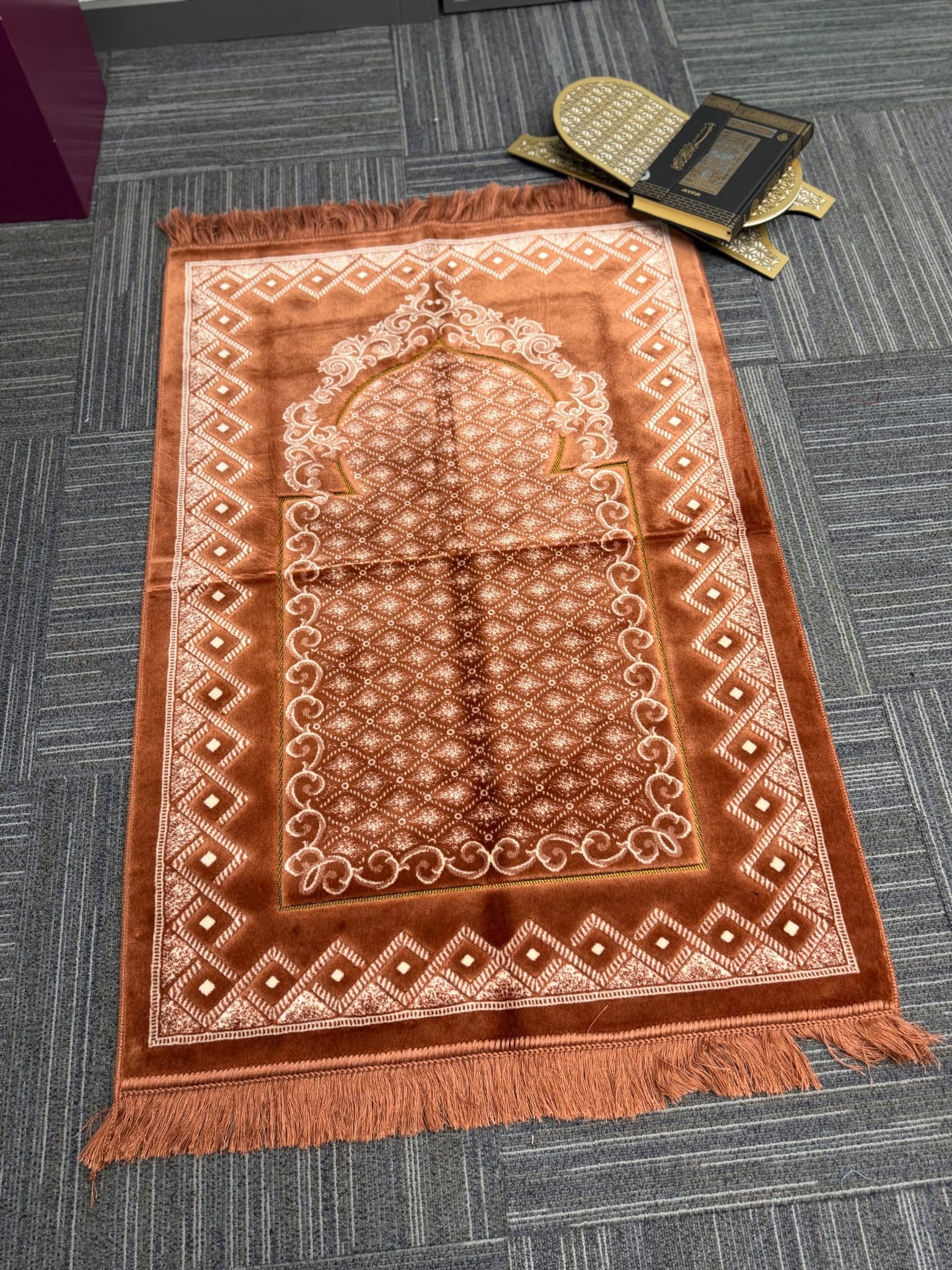 Geometrik Bordürlü Kafes Desenli Lüks Saçaklı Seccade